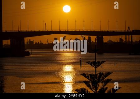 Tramonto urbano su Victoria Harbour, Docklands, Melbourne, Australia Foto Stock