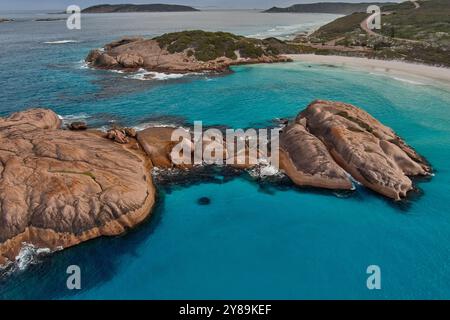 spiaggia della baia al crepuscolo con isole rocciose in un mare turchese Foto Stock