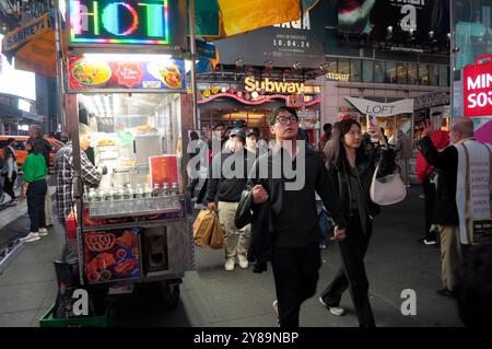 New York, Stati Uniti. 2 ottobre 2024. La gente passa davanti a un venditore di cibo sulla 42nd Street a Manhattan, New York City. (Foto di Jimin Kim/SOPA Images/Sipa USA) credito: SIPA USA/Alamy Live News Foto Stock