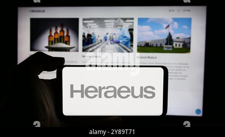 Germania. 22 settembre 2024. In questa immagine, una persona ha in mano un cellulare con il logo dell'azienda tedesca Heraeus Holding GmbH davanti alla pagina Web aziendale. Credito: SOPA Images Limited/Alamy Live News Foto Stock