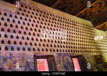 Ammira l'interno del tempio principale, molte piccole alcove con le statue del piccolo Buddha. Al Wat Sisaket di Vientiane, Laos Foto Stock