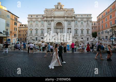 Pechino, Italia. 28 giugno 2024. I turisti visitano la Fontana di Trevi a Roma, Italia, 28 giugno 2024. Jinan della Cina e Roma d'Italia, una è conosciuta per le sue famose sorgenti naturali, mentre l'altra per le squisite fontane. Sebbene diverse nelle forme, le sorgenti e le fontane hanno funzioni simili nella vita quotidiana delle persone e portano buone volontà delle persone. Hanno anche assistito allo sviluppo delle città. Crediti: Li Jing/Xinhua/Alamy Live News Foto Stock