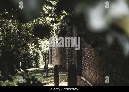 Un muro di mattoni al Cave Hill Cemetery di Louisville, Kentucky Foto Stock