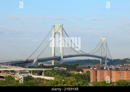 Verrazzano-Narrows Bridge, un ponte sospeso che collega Staten Island e Brooklyn sul Narrows tra il porto di New York e la baia di New York Foto Stock