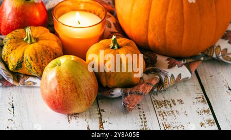 Goditi il calore e i sapori dell'autunno con questa raccolta di foto con elementi a tema zucca come zucche, candele accoglienti e spezie aromatiche Foto Stock