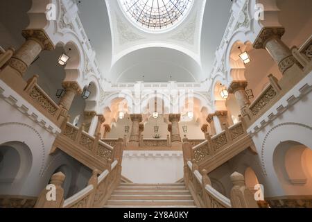 Bucarest, Romania - 3 ottobre 2024: Interno dell'edificio del municipio di Bucarest. Architettura revival rumena. Foto Stock