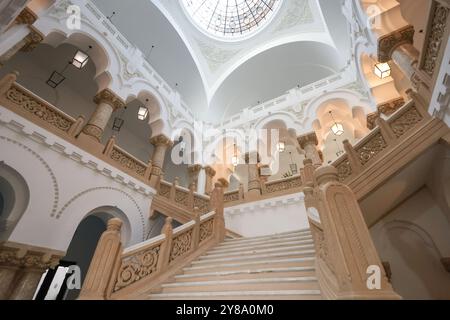 Bucarest, Romania - 3 ottobre 2024: Interno dell'edificio del municipio di Bucarest. Architettura revival rumena. Foto Stock