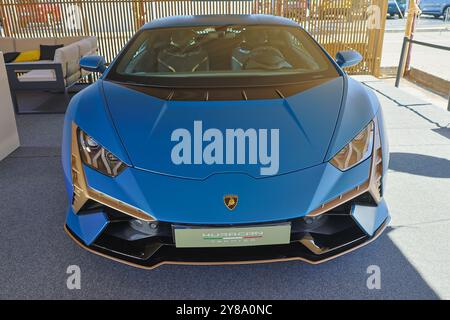 Blue lamborghini huracan tecnica è parcheggiata in uno showroom e presenta un design elegante e potente Foto Stock