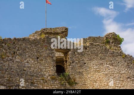 Le mura della galleria fortificata del castello di Berat del XIII secolo, Albania meridionale. Una miscela di architettura bizantina, ottomana e albanese medievale Foto Stock