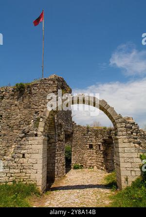 Le mura della galleria fortificata del castello di Berat del XIII secolo, Albania meridionale. Una miscela di architettura bizantina, ottomana e albanese medievale Foto Stock