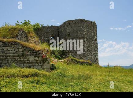 Le mura della galleria fortificata del castello di Berat del XIII secolo, Albania meridionale. Una miscela di architettura bizantina, ottomana e albanese medievale Foto Stock