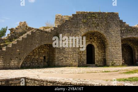 Le mura della galleria fortificata del castello di Berat del XIII secolo, Albania meridionale. Una miscela di architettura bizantina, ottomana e albanese medievale Foto Stock