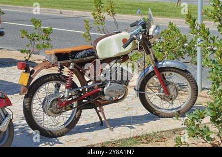 La motocicletta sachs d'epoca restaurata con sedile in pelle marrone è parcheggiata su una strada acciottolata Foto Stock