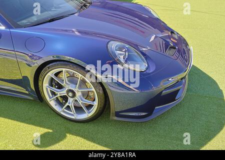 La moderna porsche 911 gt3 blu è parcheggiata su erba verde e presenta un design elegante e potenti caratteristiche Foto Stock