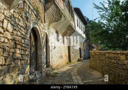 Una casa storica con getti per metà in legno che sovrastano un vicolo nel quartiere Gorica di Berat in Albania. Berat è un sito patrimonio dell'umanità dell'UNESCO Foto Stock