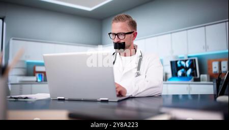 Medico con nastro nero condotto sopra la bocca in ufficio Foto Stock