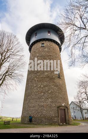 Torre dell'acqua di Hosingen, punto di riferimento storico nel Parc Hosingen, Lussemburgo Foto Stock