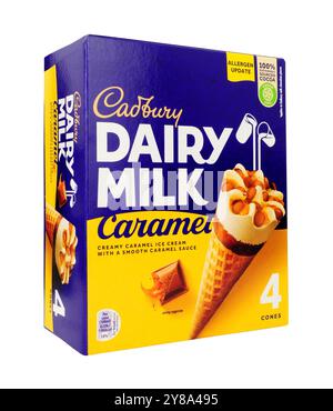 Coni per biscotti al caramello con latte caseario Cadbury e salsa liscia al caramello in una confezione da 400 ml contenente quattro coni da 100 ml Foto Stock