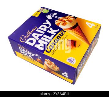 Coni per biscotti al caramello con latte caseario Cadbury e salsa liscia al caramello in una confezione da 400 ml contenente quattro coni da 100 ml Foto Stock