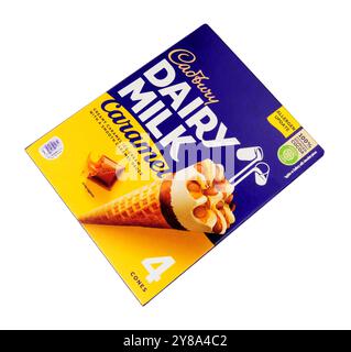Coni per biscotti al caramello con latte caseario Cadbury e salsa liscia al caramello in una confezione da 400 ml contenente quattro coni da 100 ml Foto Stock