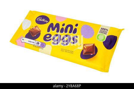 Tavoletta di cioccolato Cadbury mini eggs, cioccolato al latte con mini uova incluse Foto Stock