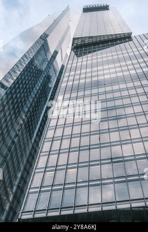 Guardando in alto i moderni grattacieli con facciate in vetro su Bishopsgate St, City of London, Inghilterra. Foto Stock