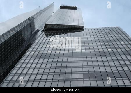 Guardando in alto i moderni grattacieli con facciate in vetro su Bishopsgate St, City of London, Inghilterra. Foto Stock