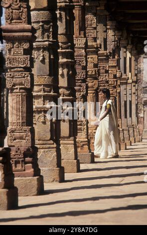 Pilastri di pietra, Qutab Minar, Delhi, India. Foto Stock