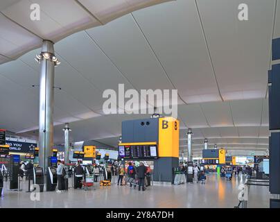 Vista interna del nuovo edificio del Terminal 2 presso l'aeroporto Heathrow di Londra, Regno Unito. I passeggeri riempiono la trafficata sala partenze. Foto Stock