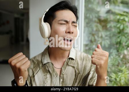 Man in cuffia che canta canzoni Foto Stock