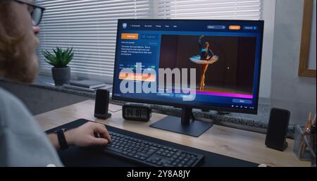 I tipi di uomo adulto richiedono informazioni nel software di generazione video IA su PC. Il chatbot con intelligenza artificiale genera video dettagliati di alta qualità della ballerina danzante. Da prompt di testo a video realistici generati. Foto Stock