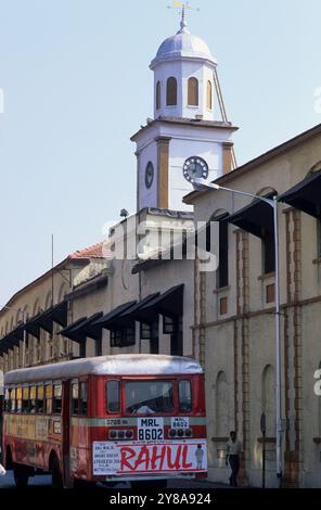 India, Mumbai (Bombay), il porto navale di edifici sulla SBS Marg o Colaba Causeway con un autobus locale di passaggio. Foto Stock