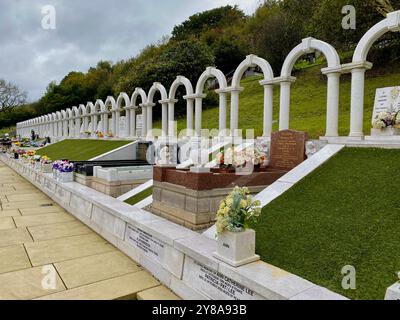 Alcune delle tombe dei 144 morti nel disastro di Aberfan, 21 ottobre 1966. Una forte pioggia ha causato una frana che ha ingolfato la Pantglas School Foto Stock