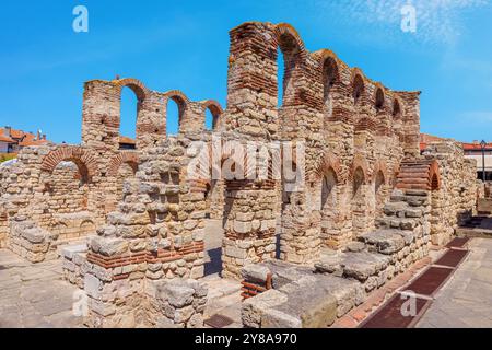Vista laterale delle rovine della chiesa di Santa Sofia a Nessebar. Bulgaria Foto Stock