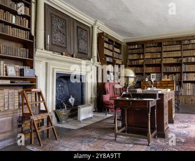 Canons Ashby House, residenza elisabettiana classificata di grado i, Canons Ashby, Northamptonshire, Inghilterra, Regno Unito - Vista interna della stanza del libro Foto Stock