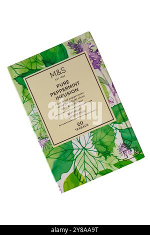 Scatola di bustine di tè Pure Peppermint Infusion da M&S isolate su sfondo bianco - naturalmente prive di caffeina Foto Stock