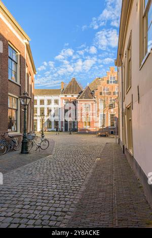 Pieterskerkhof nel Pieterswijk nel centro di Leida in una giornata di sole Foto Stock