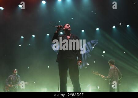 REGNO UNITO. 3 ottobre 2024. LONDRA, INGHILTERRA - 3 OTTOBRE: Henry Camamile delle "Sea Girls" si esibisce alla Brixton Academy il 3 ottobre 2024 a Londra, Inghilterra. CAP/Mar © Mar/Capital Pictures credito: Capital Pictures/Alamy Live News Foto Stock