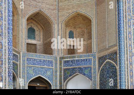 Bukhara, Uzbekistan - 12 settembre 2024: Interno del portale principale Mir-i madrasa araba, parte del poi Kalan, un complesso religioso islamico Foto Stock