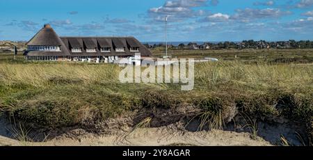 Ristorante e Hotel Sturmhaube a Kampen auf Sylt 03.10.24: Die Sturmhaube am Roten Kliff mit der Nordsee im Hintergrund Kampen / Sylt Rotes Kliff Schleswig Holstein Deutschland *** ristorante e Hotel Sturmhaube a Kampen su Sylt 03 10 24 Sturmhaube sulla scogliera Rossa con il Mare del Nord sullo sfondo Kampen Sylt 20241003 130539 Foto Stock