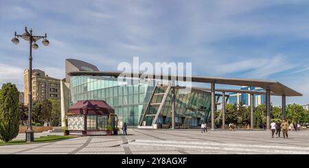 Baku, Azerbaigian - 10 maggio 2024: Centro affari di Baku, caratterizzato da una sorprendente architettura moderna e da una vista panoramica Foto Stock