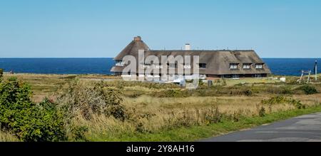 Ristorante e Hotel Sturmhaube a Kampen auf Sylt 03.10.24: Die Sturmhaube am Roten Kliff mit der Nordsee im Hintergrund Kampen / Sylt Rotes Kliff Schleswig Holstein Deutschland *** ristorante e Hotel Sturmhaube a Kampen su Sylt 03 10 24 Sturmhaube sulla scogliera Rossa con il Mare del Nord sullo sfondo Kampen Sylt 20241003 122750 Foto Stock