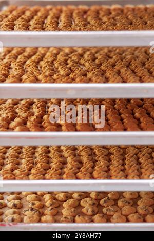 Vassoi impilati di biscotti appena sfornati Foto Stock