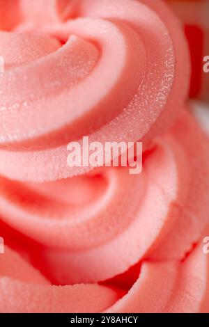 Primo piano delle vortici di yogurt rosa congelato Foto Stock