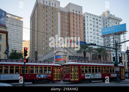 Un paio di carrelli passano l'un l'altro su Canal st. New Orleans Foto Stock