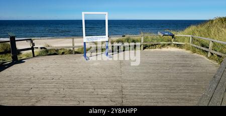 das Rote Kliff in Kampen auf Sylt bei Traumwetter 03.10.24: DAS Rote Kliff gehört zu den imposantesten Wahrzeichen der Insel Sylt und Norddeutschland. Blick vom Roten Kliff zum Strand und zur Nordsee. Bohlenwege. Strandkörbe. Meer und Sandstrand Kampen / Sylt Rotes Kliff Schleswig Holstein Deutschland *** la scogliera rossa a Kampen su Sylt con un clima fantastico 03 10 24 la scogliera rossa è uno dei punti di riferimento più impressionanti dell'isola di Sylt e della Germania settentrionale Vista dalla scogliera rossa alla spiaggia e alle passeggiate sul Mare del Nord sedie a sdraio Mare e spiaggia sabbiosa Kampen Sylt Red Cliff Schleswig Hol Foto Stock