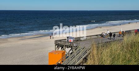 das Rote Kliff in Kampen auf Sylt bei Traumwetter 03.10.24: DAS Rote Kliff gehört zu den imposantesten Wahrzeichen der Insel Sylt und Norddeutschland. Blick vom Roten Kliff zum Strand und zur Nordsee. Bohlenwege. Strandkörbe. Meer und Sandstrand Kampen / Sylt Rotes Kliff Schleswig Holstein Deutschland *** la scogliera rossa a Kampen su Sylt con un clima fantastico 03 10 24 la scogliera rossa è uno dei punti di riferimento più impressionanti dell'isola di Sylt e della Germania settentrionale Vista dalla scogliera rossa alla spiaggia e alle passeggiate sul Mare del Nord sedie a sdraio Mare e spiaggia sabbiosa Kampen Sylt Red Cliff Schleswig Hol Foto Stock