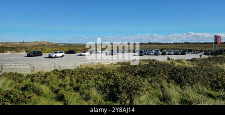 das Rote Kliff in Kampen auf Sylt bei Traumwetter 03.10.24: DAS Rote Kliff gehört zu den imposantesten Wahrzeichen der Insel Sylt und Norddeutschland. Blick vom Roten Kliff zum Strand und zur Nordsee. Bohlenwege. Strandkörbe. Meer und Sandstrand Kampen / Sylt Rotes Kliff Schleswig Holstein Deutschland *** la scogliera rossa a Kampen su Sylt con un clima fantastico 03 10 24 la scogliera rossa è uno dei punti di riferimento più impressionanti dell'isola di Sylt e della Germania settentrionale Vista dalla scogliera rossa alla spiaggia e alle passeggiate sul Mare del Nord sedie a sdraio Mare e spiaggia sabbiosa Kampen Sylt Red Cliff Schleswig Hol Foto Stock