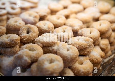 Pasticcini dolci appena sfornati disposti in un negozio di panetteria Foto Stock