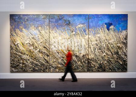 Sotheby's, Londra, Regno Unito. 4 ottobre 2024. Le aste e le mostre di Sotheby's London, 200 milioni di sterline di opere d'arte da vedere al pubblico. Sotheby's espone opere d'arte per un valore di oltre 220 milioni di sterline sotto lo stesso tetto, durante la settimana del fregio di Londra. Con artisti del calibro di David Hockney, Kandinsky, Picasso, De Kooning, Warhol & Guston on View a Londra il 3-9 ottobre e viaggi a Parigi il 12-24 ottobre. Anselm Kiefer: Piano Die Morgenthau. Crediti: Matthew Chattle/Alamy Live News Foto Stock